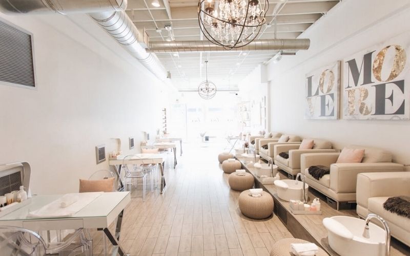 Thiết kế showroom nội thất phong cách Tân cổ điển sang trọng
