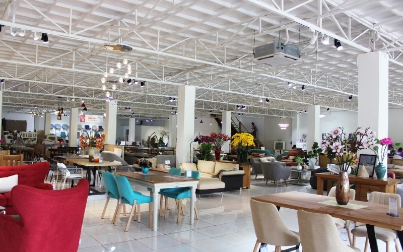 Showroom nội thất theo lối thiết kế công nghiệp, bố trí đèn led nổi bật