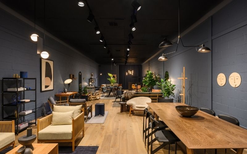 Showroom nội thất phong cách hiện đại với gam màu xám tro chủ đạo