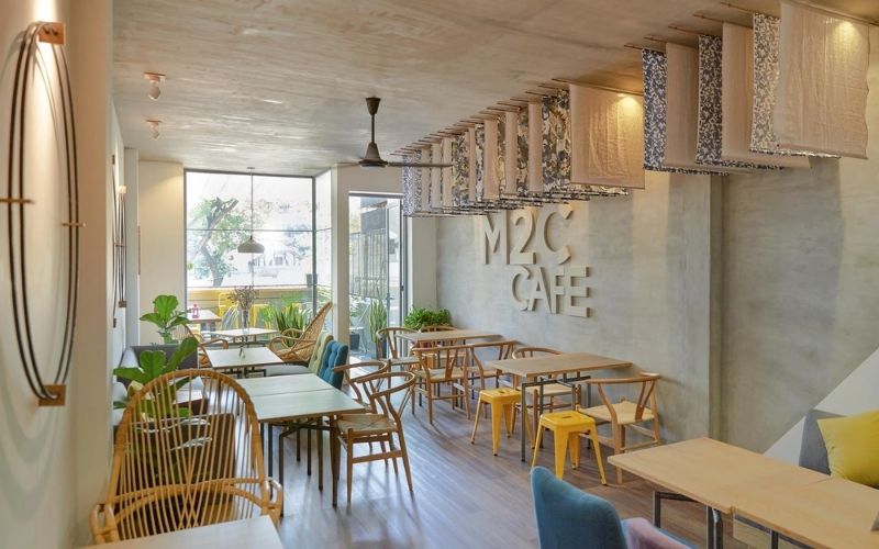 Quán trà sữa Hàn với phong cách decor tường bê tông khắc chữ ấn tượng