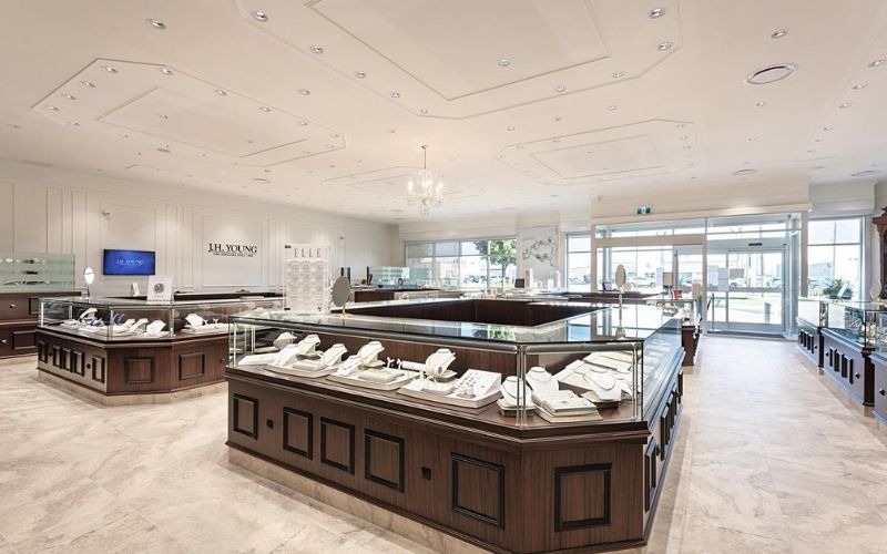 Showroom trang sức phong cách tối giản, dùng tủ gỗ trưng bày làm điểm nhấn