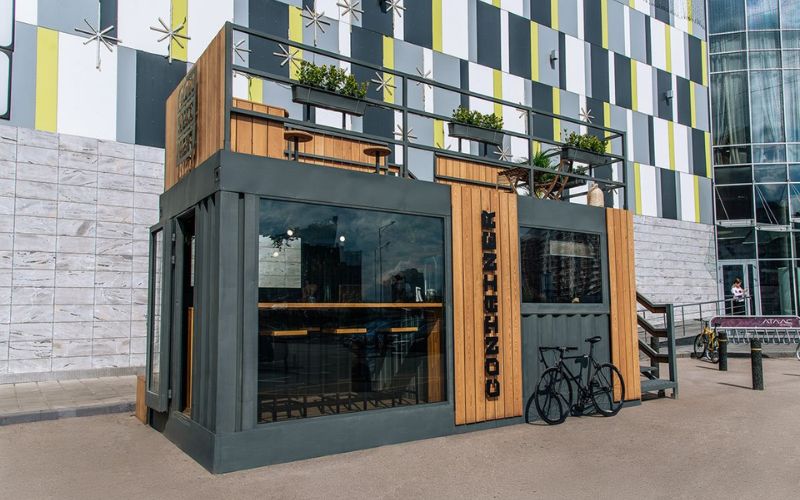 Quán trà sữa take away màu xanh rêu kết hợp nội thất gỗ sang trọng