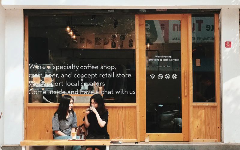 Quán trà sữa take away phong cách Hàn, bố trí ghế dài