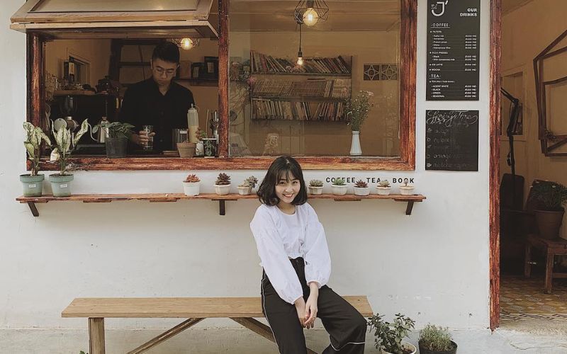 Quán trà sữa take away vintage với gam màu trầm cuốn hút