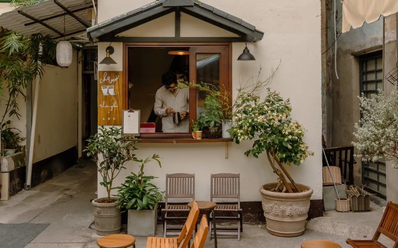 Quán trà sữa take away vintage với điểm nhấn cây xanh mát mẻ, bình yên
