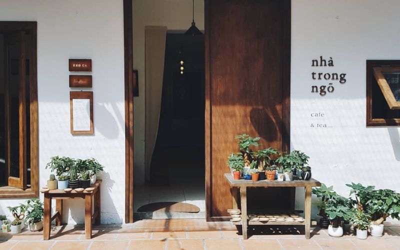 Quán trà sữa ngoài trời Vintage, bố trí các chậu cây xanh gần gũi