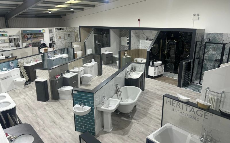 Showroom thiết bị vệ sinh chia khu tiện nghi