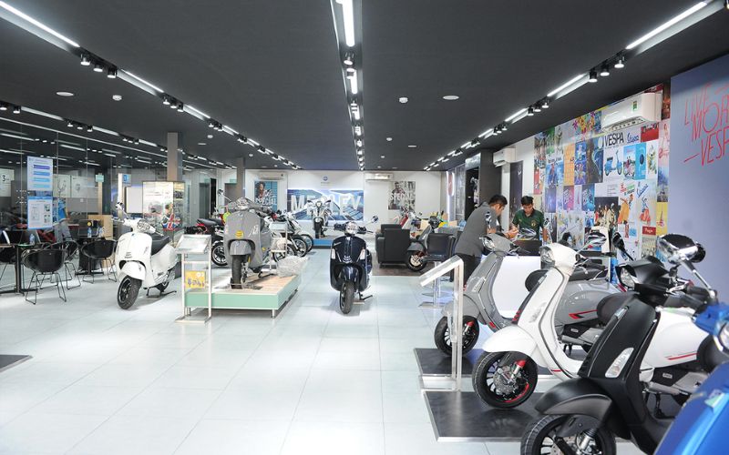 Showroom xe máy tối giản được bố trí hệ thống đèn led hiện đại