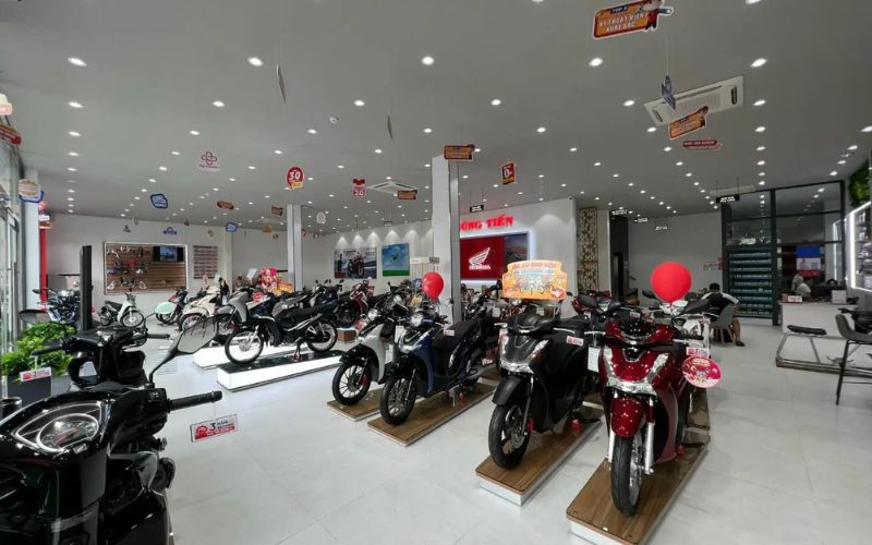 Showroom xe máy kiểu mở, bố trí hệ thống đèn led hiện đại