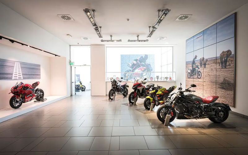 Showroom xe máy phong cách tối giản, trang trí tường nổi bật