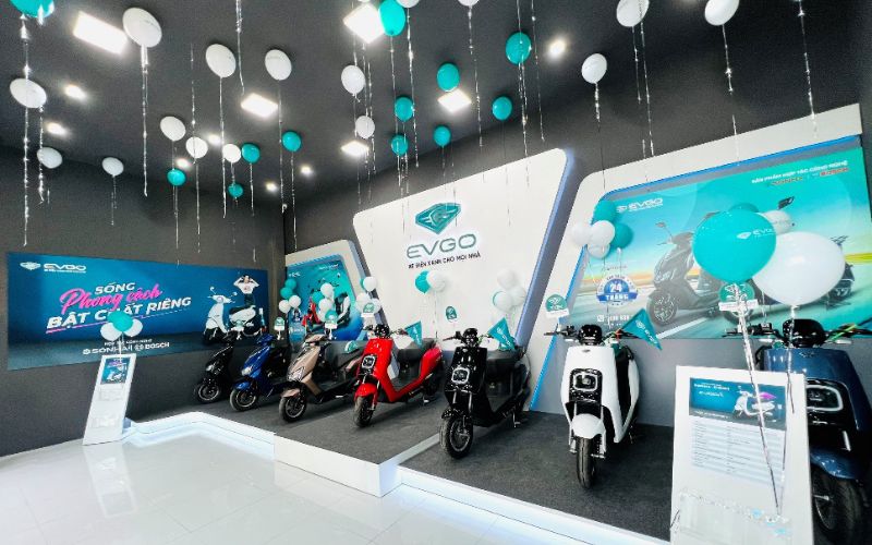 Showroom xe máy với màu sắc đồng bộ với thương hiệu