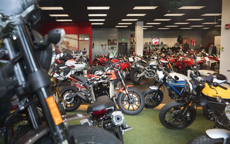 Showroom xe máy phong cách công nghiệp với gam màu đen chủ đạo