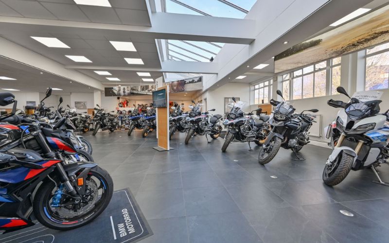 Showroom xe máy với không gian rộng rãi, thông thoáng
