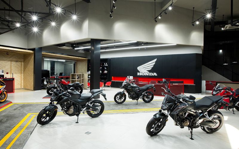 Showroom xe máy với gam màu trầm hiện đại, sang trọng