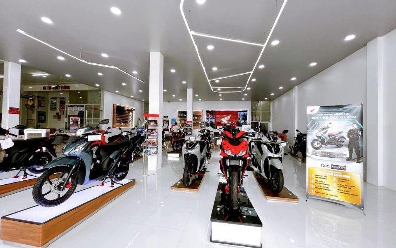 Showroom xe máy phong cách tối giản, nhấn điểm đèn led nổi bật