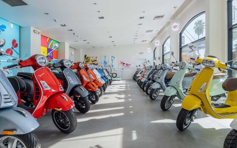 Mẫu showroom xe máy với gam màu sáng đầy thanh lịch