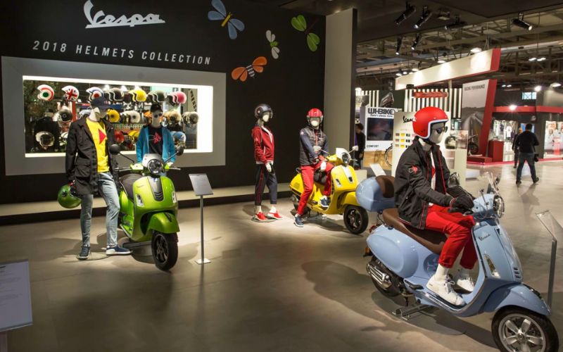 Showroom xe máy với gam màu tối tinh tế, ngăn chia từng khu vực