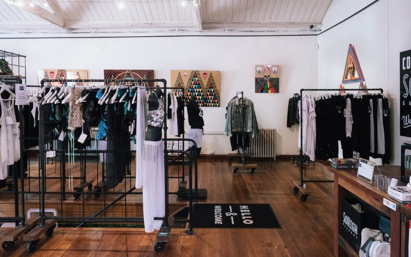 Mẫu shop quần áo 40m2 phong cách cá tính hiện đại