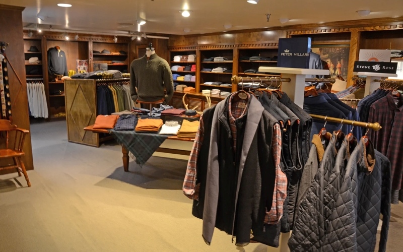 Thiết kế shop quần áo 40m2 phong cách cổ điển lịch lãm