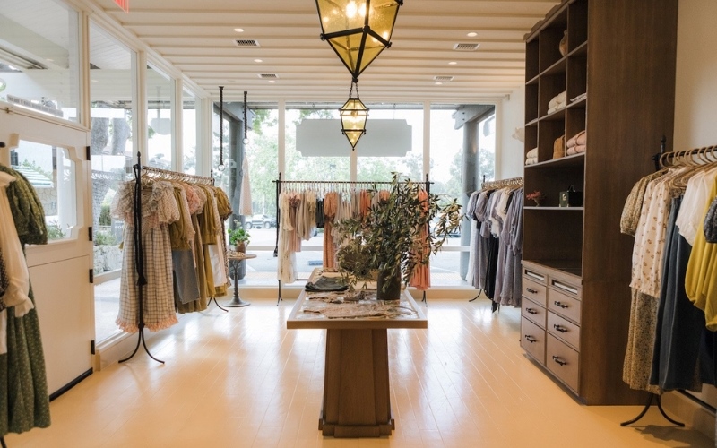 Thiết kế cửa hàng với chất liệu gỗ sang trongj
