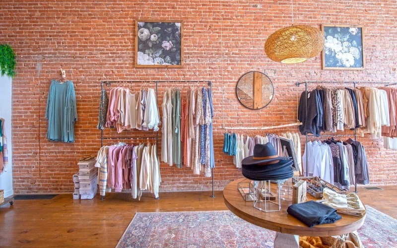 Thiết kế shop quần áo 40m2 với bức tường gạch thô là điểm nhấn