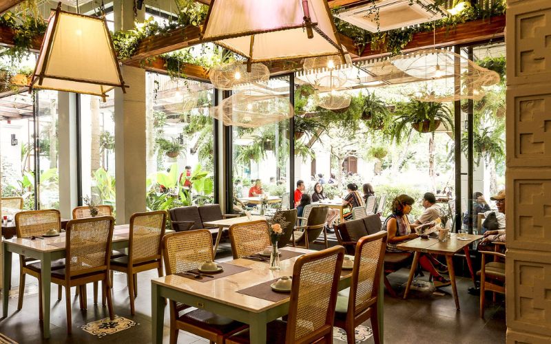Bày trí sân vườn phù hợp với quán cafe