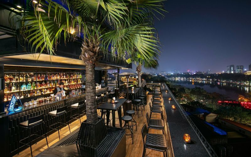 Quán cafe sân thượng hiện đại trang bị nhiều tiện ích, thu hút khách hàng
