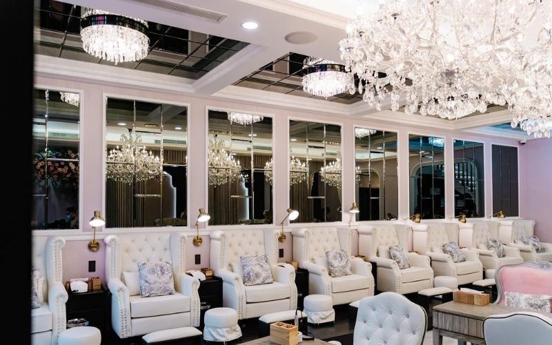 Tiệm nail phong cách Hoàng gia với nội thất sang trọng, tiện nghi