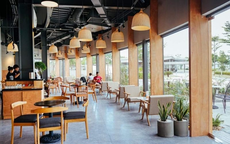 Quán cafe sử dụng hệ thống chiếu sáng màu vàng tạo cảm giác ấm cúng