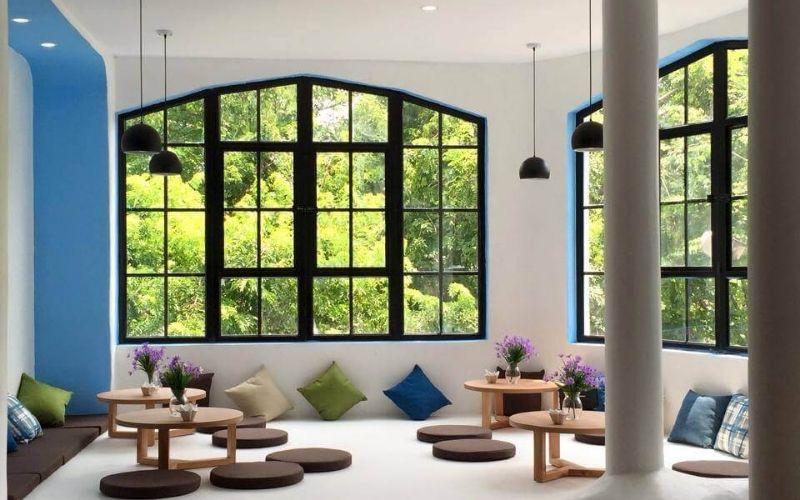 Quán cafe bệt phong cách Hàn, bố trí bình hoa làm điểm nhấn thu hút