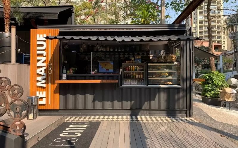 Quán cafe take away màu nâu, đen tạo cảm giác ấm áp, sang trọng