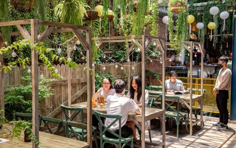 Quán cafe không gian mở ngoài trời vô cùng thoáng mát