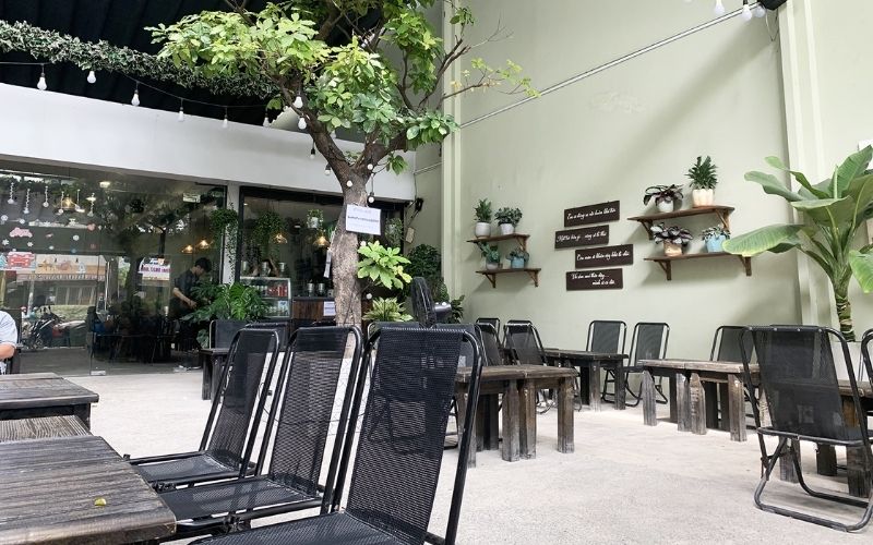 Quán cafe không gian mở với nội thất đơn giản