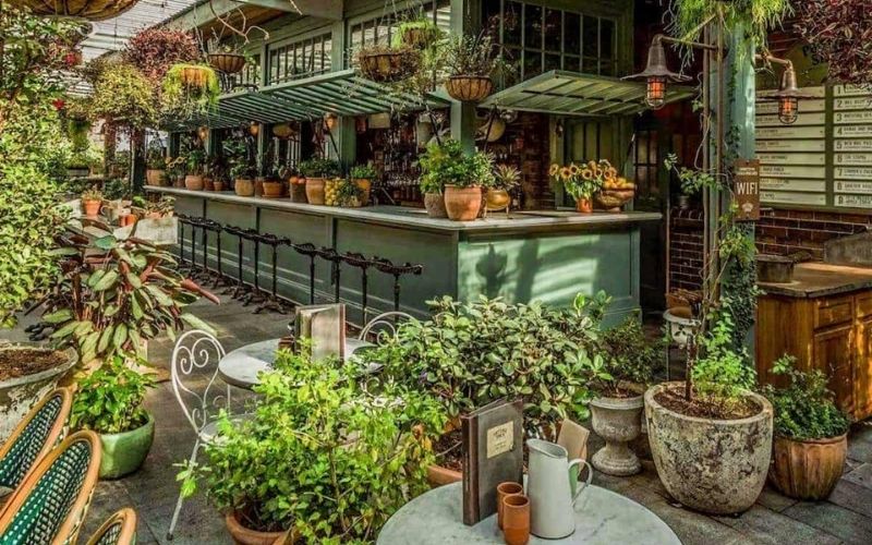 Quán cafe không gian mở với thiết kế Tân cổ điển sang trọng