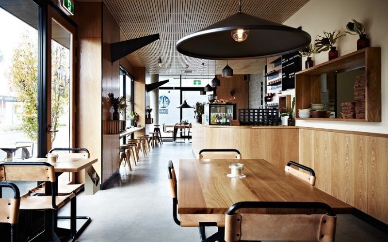 Quán cafe mộc với gam màu be trầm ấm, nội thất gỗ tinh tế