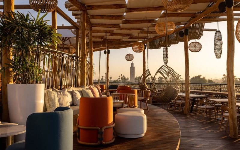 Quán cafe sân thượng Địa Trung Hải kết hợp mái che tiện nghi cho khách
