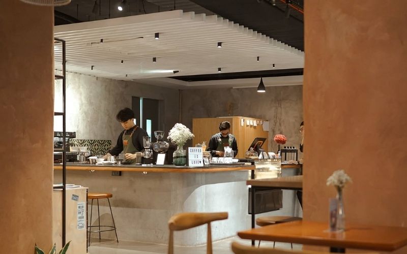 Quán cafe được thiết kế tối giản với gam màu xám - be ấm áp