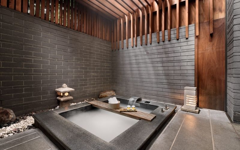 Spa suối nước nóng kiểu Nhật với nội thất đá và gỗ chủ đạo