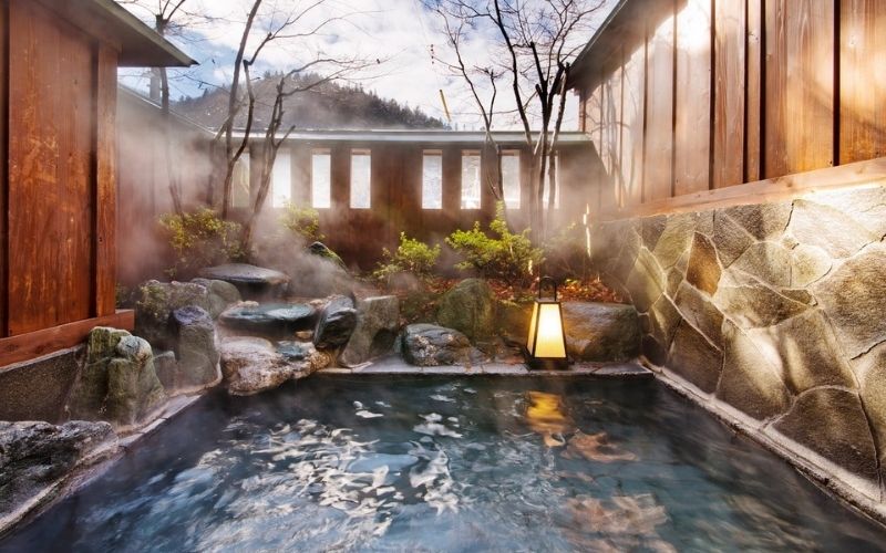 Spa suối nước nóng tự nhiên bằng đá kiểu Nhật