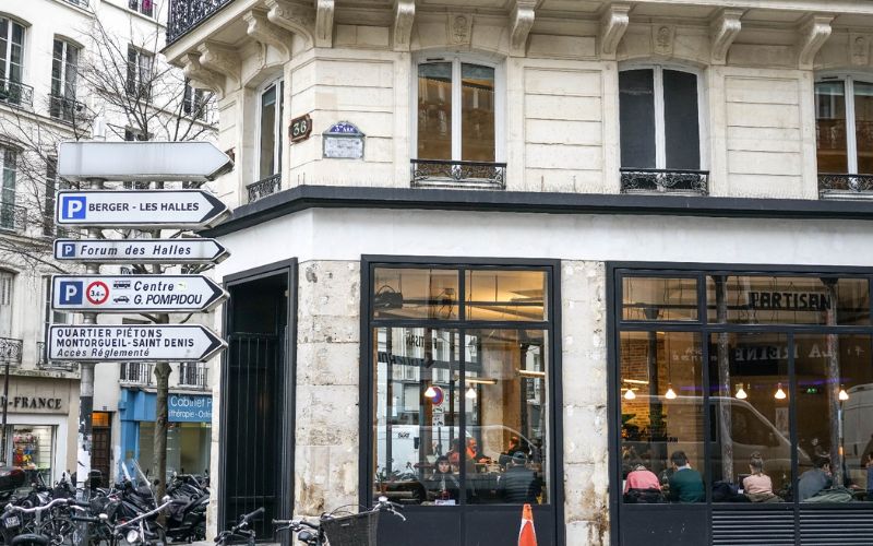 Quán cafe góc phố cổ điển với các đường nét kiến trúc Anh sang trọng