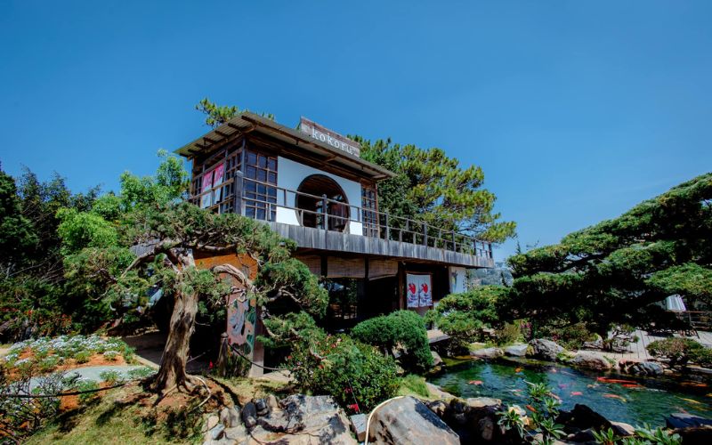Quán cafe sân vườn kiểu Nhật kết hợp hồ cá Koi độc đáo