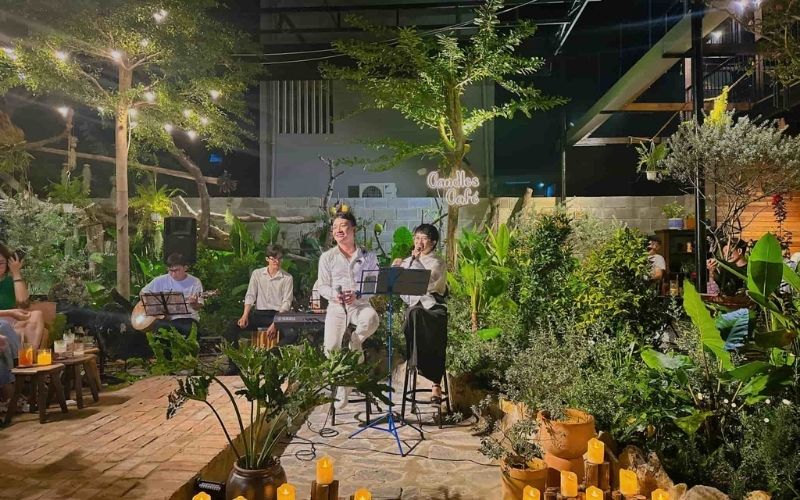Quán cà phê acoustic với thiết kế sân vườn mát mẻ