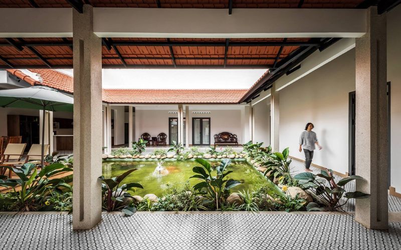 Quán cafe sân vườn kết hợp hồ cá Koi với kiến trúc ấn tượng