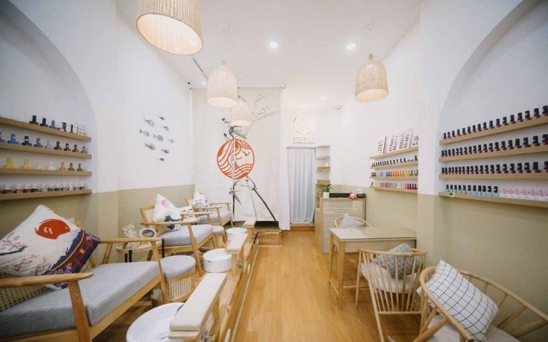 Tiệm nail phong cách Japandi với nội thất gỗ, trang trí tường hoa văn Nhật