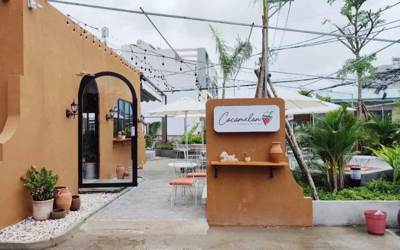 Quán cafe sân vườn kiểu mở màu nâu ấm cúng, bố trí đèn lung linh