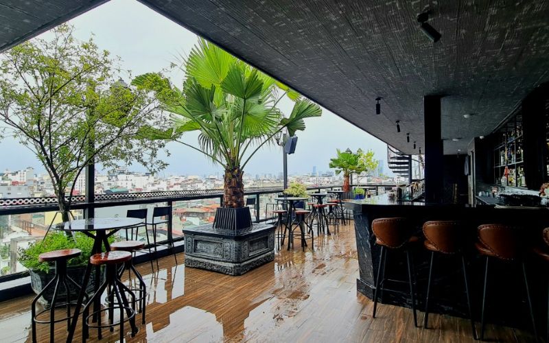 Quán cafe sân thượng sang trọng, kết hợp các chậu cây xanh nổi bật