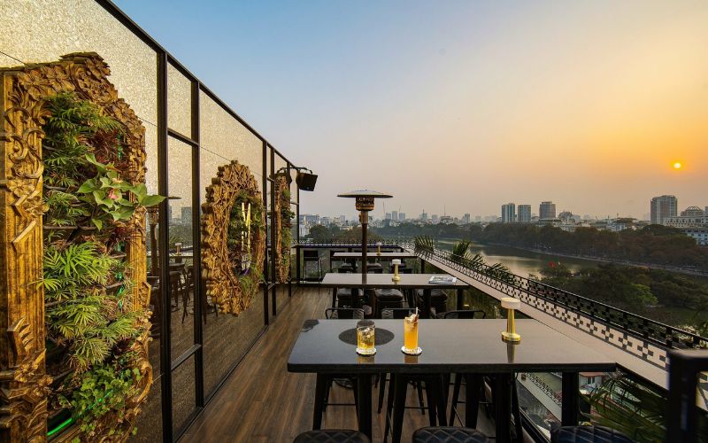 Quán cafe sân thượng ngắm hoàng hôn cực chill với mảng xanh mát mắt
