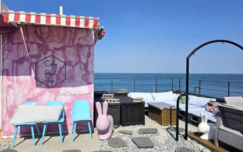Quán cafe sân thượng kiểu Hàn với view biển cực thoáng