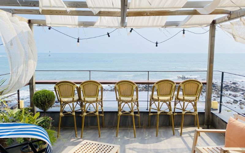 Quán cafe sân thượng kiểu Hàn với nội thất tối giản, view biển cực chill