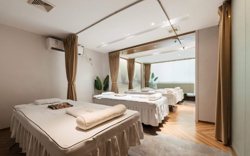 Spa phong cách tối giảm với gam màu trắng thanh lịch, bố trí cây xanh